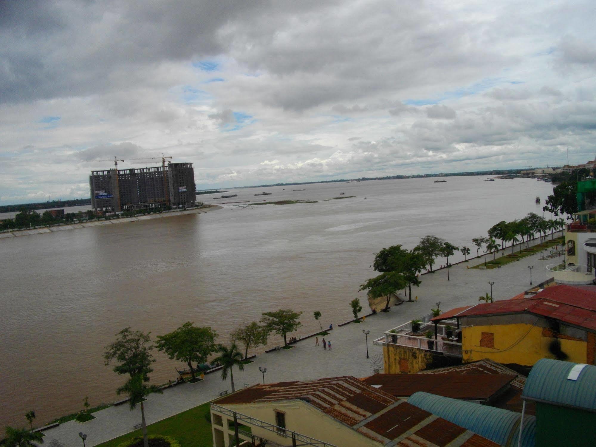 Lux Riverside Hotel y Apartamento Phnom Penh Exterior foto