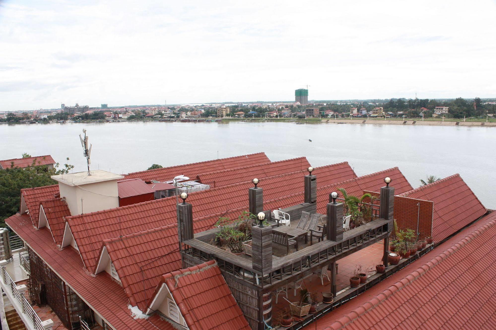 Lux Riverside Hotel y Apartamento Phnom Penh Exterior foto